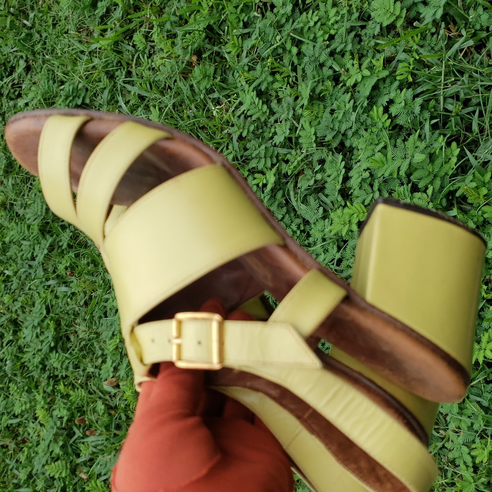 Vintage Womens Yellow Hush Puppies Wide Band Square Heel Sandals - Picture 11 of 12